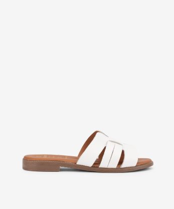 CHINELO RASO COM PEÇAS SOBREPOSTAS EM PELE