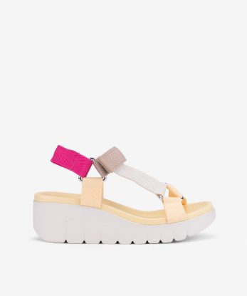 SANDÁLIA ASSIMÉTRICA MULTICOLOR COM FITAS DE VELCRO EM SOLA DE CUNHA