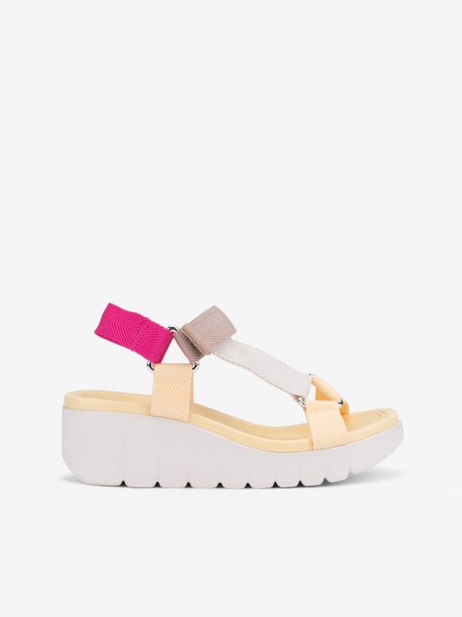 SANDÁLIA ASSIMÉTRICA MULTICOLOR COM FITAS DE VELCRO EM SOLA DE CUNHA