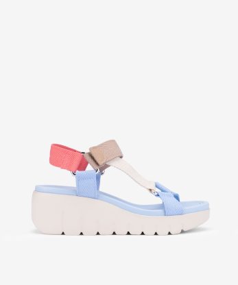 SANDÁLIA ASSIMÉTRICA MULTICOLOR COM FITAS DE VELCRO EM SOLA DE CUNHA