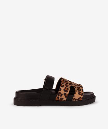 SANDÁLIA DE VELCRO COMBINADA COM ESTAMPADO LEOPARDO EM PALMILHA ANATÓMICA