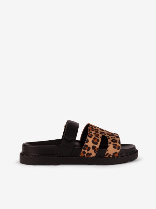 SANDÁLIA DE VELCRO COMBINADA COM ESTAMPADO LEOPARDO EM PALMILHA ANATÓMICA