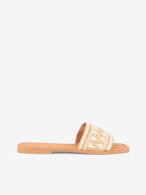 CHINELO COM PEÇA DE RÁFIA COM MISSANGAS EM FORMA QUADRADA