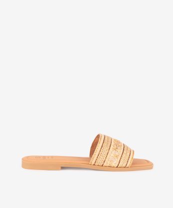 CHINELO COM PEÇA DE RÁFIA COM DETALHES ÉTNICOS EM FORMA QUADRADA