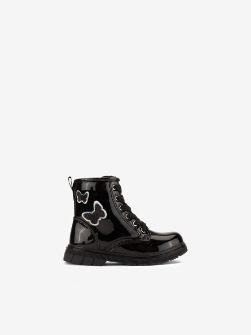 BOTA ESTILO MILITAR EM VERNIZ DE ATACADOR COM APLICAÇÕES DE BORBOLETAS
