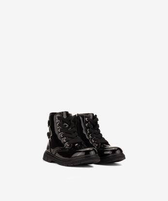 Alternative view of BOTA ESTILO MILITAR EM VERNIZ DE ATACADOR COM APLICAÇÕES DE BORBOLETAS