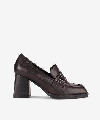 SAPATO LOAFER DE TACÃO COM TACHAS METÁLICAS DE FORMA QUADRADA