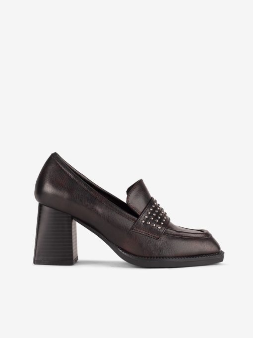 SAPATO LOAFER DE TACÃO COM TACHAS METÁLICAS DE FORMA QUADRADA