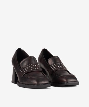 Alternative view of SAPATO LOAFER DE TACÃO COM TACHAS METÁLICAS DE FORMA QUADRADA