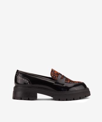 SAPATO LOAFER COM TACHAS