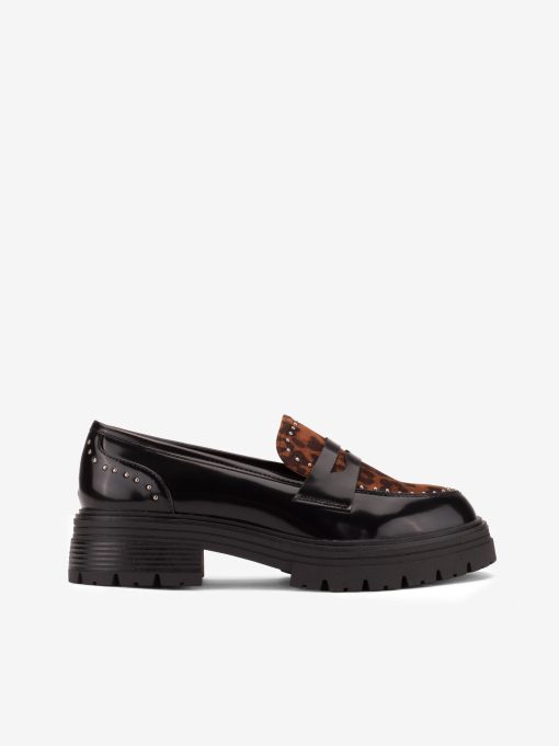SAPATO LOAFER COM TACHAS