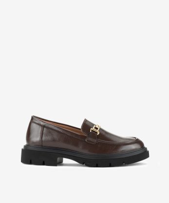 SAPATO LOAFER COM APLICAÇÃO METÁLICA EM SOLA DE RASTO