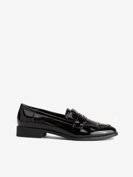 SAPATO LOAFER EM VERNIZ COM PEÇA DE FRANJA