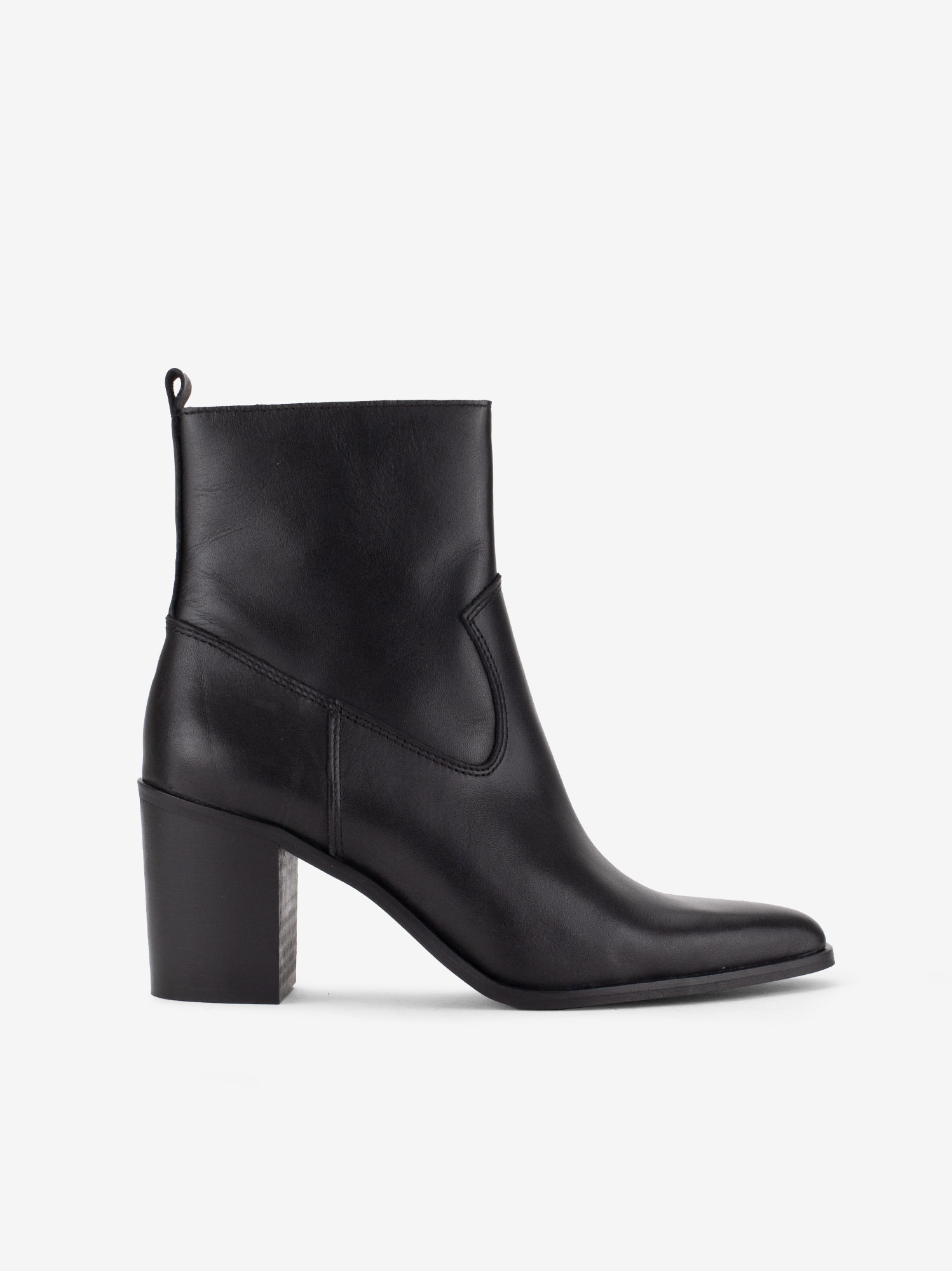 BOTIM EM PELE DE TACÃO