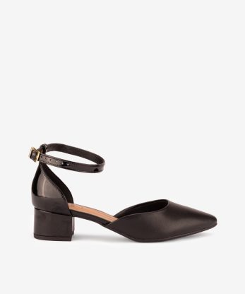 SAPATO PUMP COMBINADO ABERTO LATERAL DE TACÃO COM FIVELA NO TORNOZELO