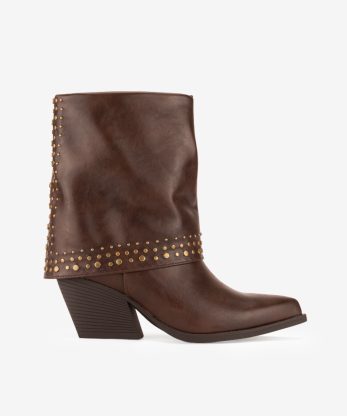 BOTA DE TACÃO ESTILO TEXANA COM POLAINA E APLICAÇÃO DE TACHAS METÁLICAS