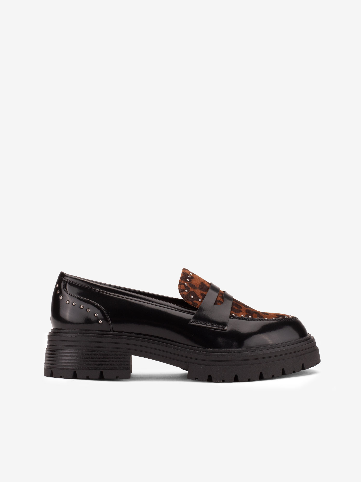 SAPATO LOAFER COM TACHAS