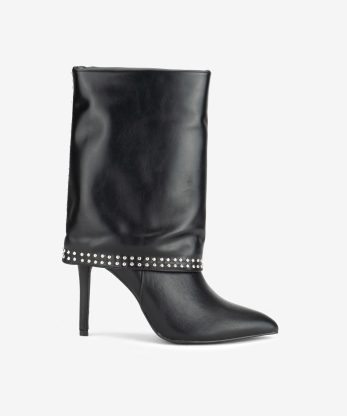 BOTA DE SALTO COM APLICAÇÕES DE TACHAS EM FORMA PONTIAGUDA