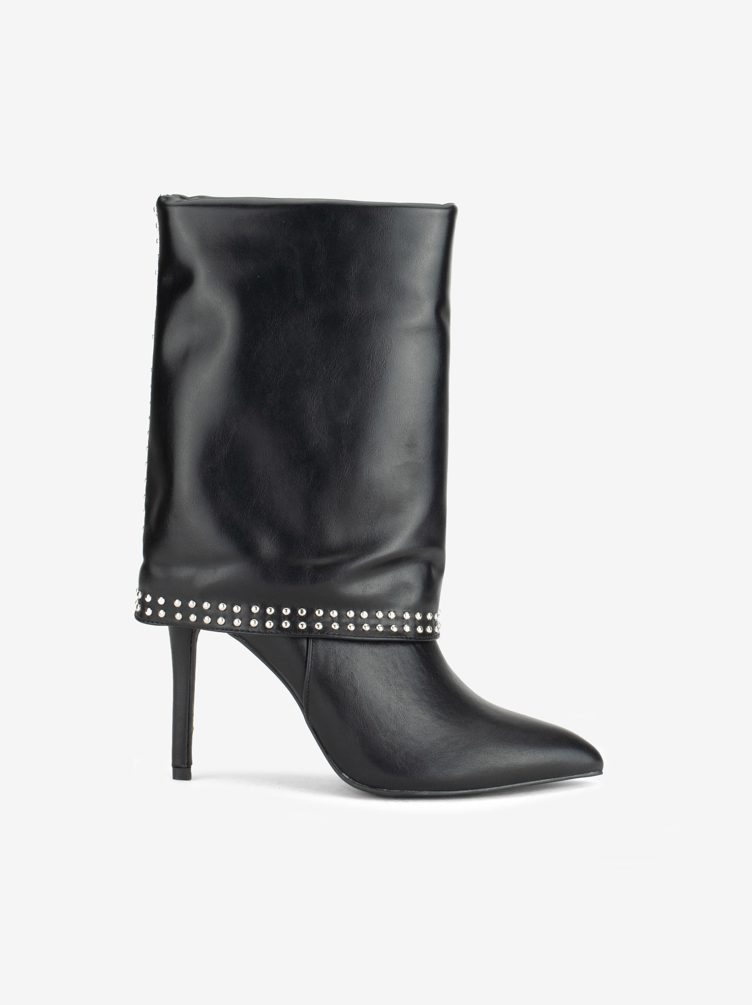 BOTA DE SALTO COM APLICAÇÕES DE TACHAS EM FORMA PONTIAGUDA