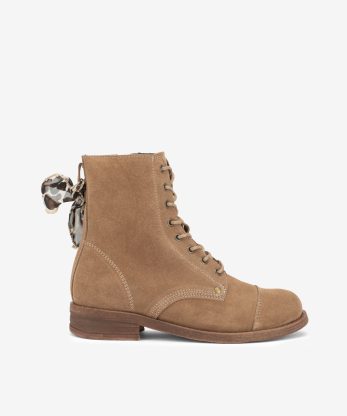 BOTA EM CROUTE CAMURÇA ESTILO MILITAR COM CAP TOE E LENÇO APLICADO