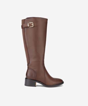 BOTA ALTA DE FIVELA COM DETALHE METÁLICO NO TACÃO