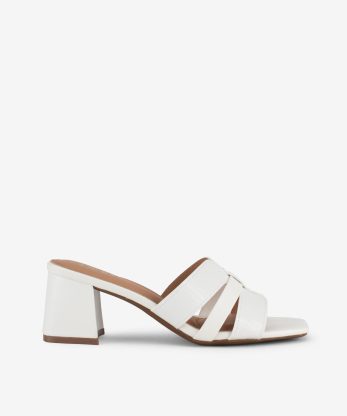 SANDÁLIA MULE DE TACÃO COMBINADA COM ESTAMPADO EM PEÇAS SOBREPOSTAS DE FORMA QUADRADA
