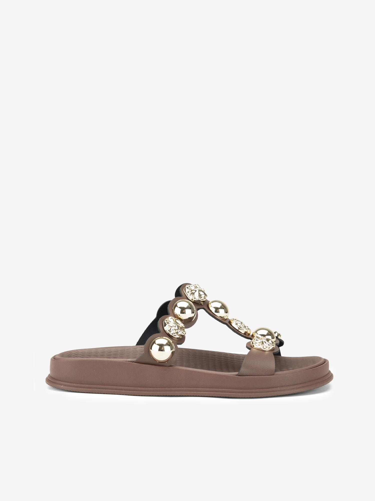 SANDÁLIA COM TACHAS METÁLICAS